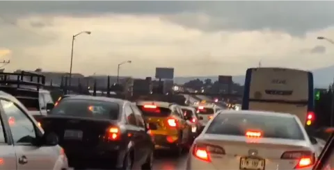 Intenso tráfico en la Vía Corta a Santa Ana.