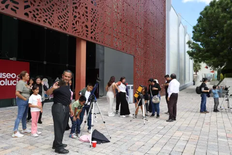 Se realiza la Feria de Astronomía y Ciencias Espaciales, con talleres y la observación del sol con telescopio, en el Museo de la Evolución.