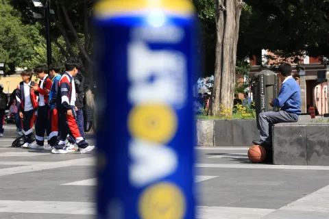 Se busca prohibir la venta y distribución de bebidas energéticas a menores de 18 años.