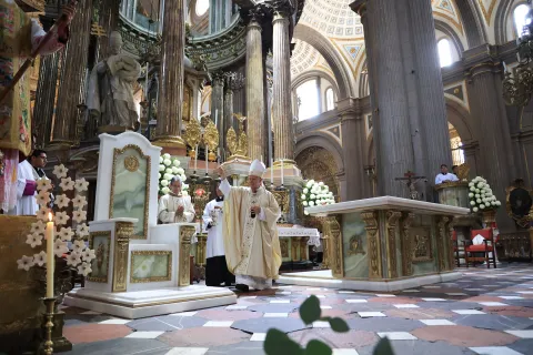 Consagración del nuevo altar y la bendición del ambón en Catedral de Puebla.