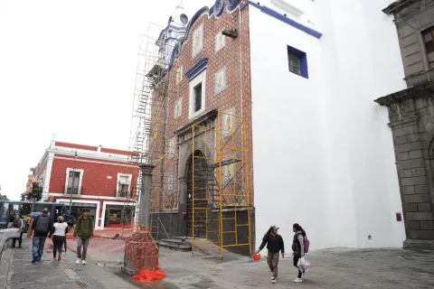 La fachada de la Parroquia de San Marcos en Puebla está en mantenimiento.