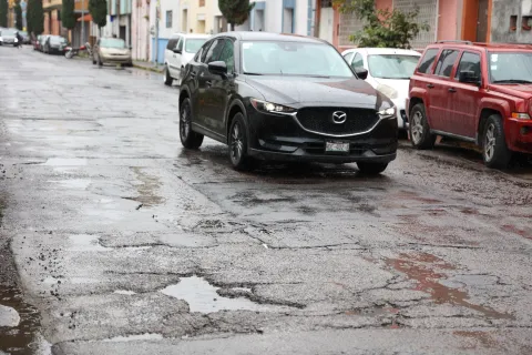 Las lluvias aumentan los daños en las vialidades de Puebla.