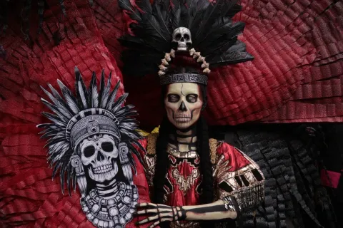 Academia Stilisima realiza desfile de Catrinas en el Centro Histórico de Puebla.
