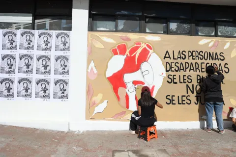 Restauran mural dedicado a los desaparecidos en Puebla.
