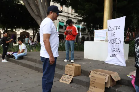 Estudiantes de la BUAP recaudan víveres en el zócalo de Puebla.