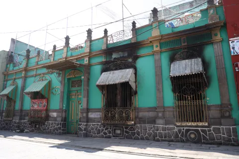 Se incendia la escuela Harvard de México en Puebla.