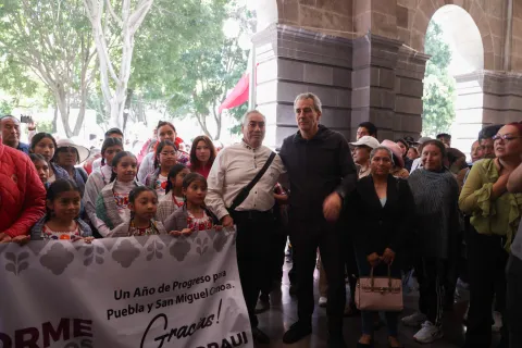 Agasajan vecinos de San Miguel Canoa al alcalde de Puebla, "Pepe" Chedraui.