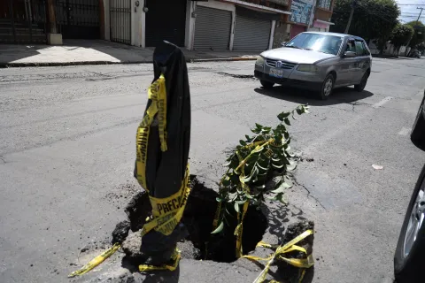 Se forma socavón en la colonia Huexotitla en la ciudad de Puebla.