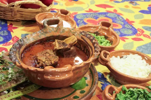 Listo para disfrutar un platillo de Mole de Caderas.