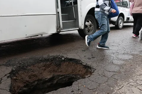 ¡Cuidado! Hay socavón en calle 30 Poniente en la ciudad de Puebla.