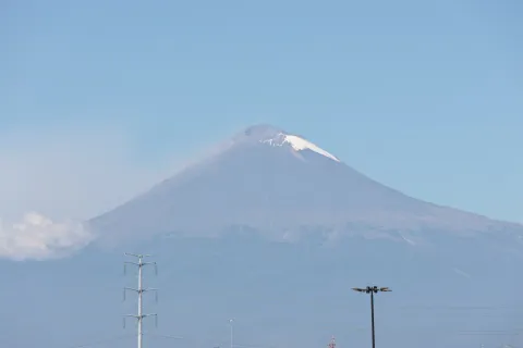 Nieve y cielo despejado acompañan al volcán Popocatépetl en Puebla.