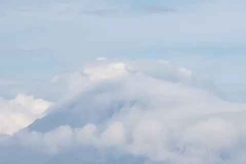 Volcán Popocatépetl entre nubes este lunes 20 de octubre.