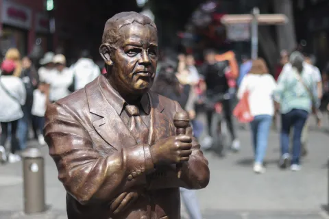 Restauran las esculturas del Corredor Turístico 5 de Mayo en Puebla.