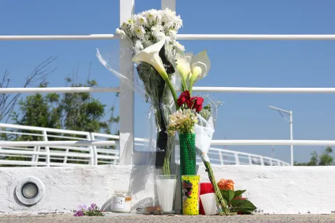 Flores para Yusveli en el puente de la Atlixcáyotl en Puebla.