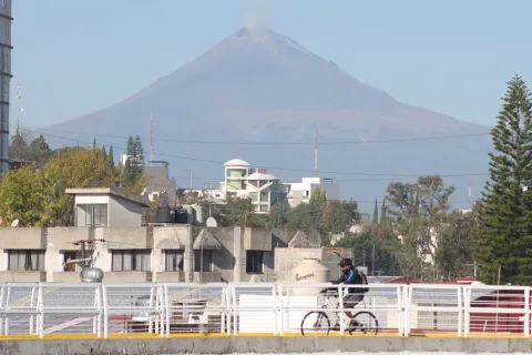 Volcán Popocatépetl y clima frío en la ciudad de Puebla.