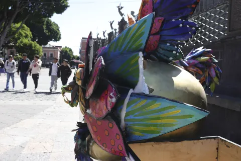 Calaveritas dañadas por fuertes vientos en la ciudad de Puebla.