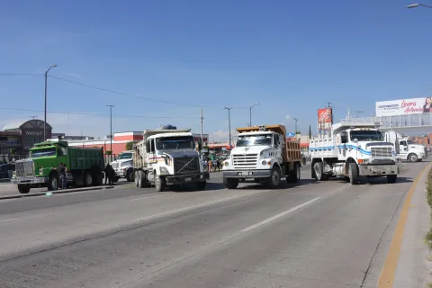 Transportistas reabren circulación en la 11 Sur y Periférico Ecológico en Puebla.