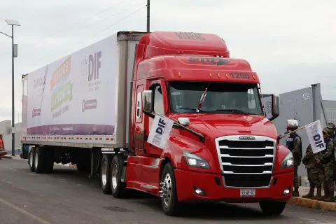 Tlaxcala envía apoyo a Puebla, Veracruz e Hidalgo con tres camiones de víveres.