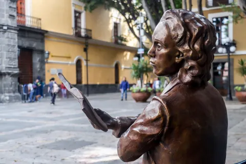 Estatua de la escritora Elena Garro fue restaurada y reubicada frente al edificio Carolino.