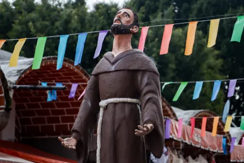 Reparación de la estatua de Beato Fray San Sebastián de Aparicio.