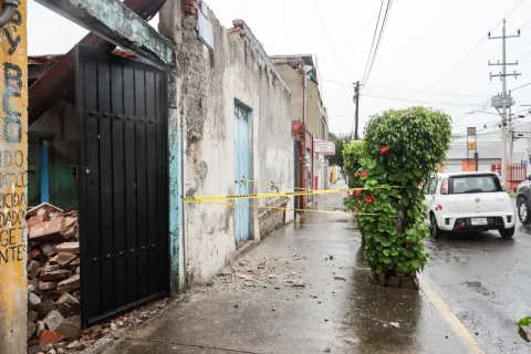 Colapsa interior de casa en calle 25 Sur y 27 Poniente en Puebla.