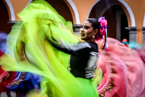 Poblanos disfrutan de actividades culturales en la Casa de la Cultura.