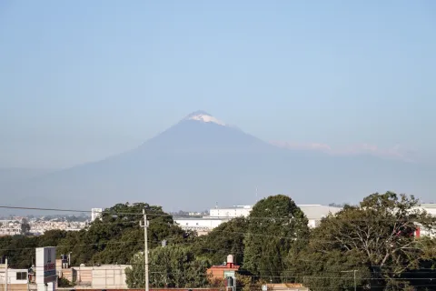 Volcán Popocatépetl amanece sobre un cielo despejado.