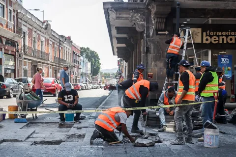 Trabajos en semáforo y lajas de la calle 2 Sur de Puebla.