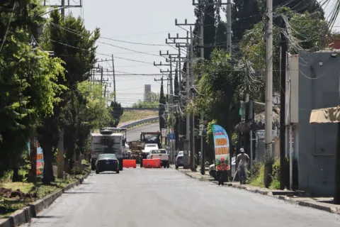 Avanza de buena forma rehabilitación en las laterales de la Recta a Cholula.