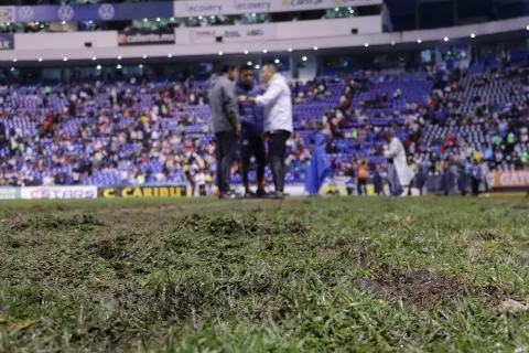 Destrozado, así se encuentra la cancha del estadio Cuauhtémoc en Puebla.