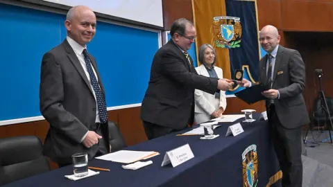 El rector Leonardo Lomelí Vanegas entregó la Medalla Dr. Rafael Navarro González a Juan Américo González Esparza.
