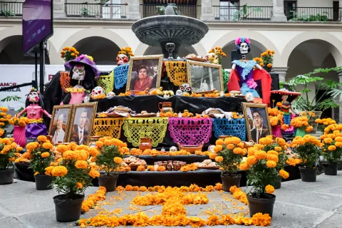 Ofrenda en memoria de exgobernadores de Puebla.