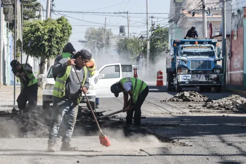 Trabajos de bacheo en la calle 15 Norte en la ciudad de Puebla.
