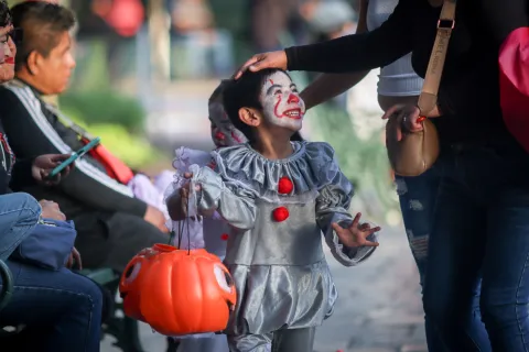 La felicidad de los infantes al pedir su calaverita en Puebla.