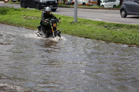 Exhorto a la población a reforzar las medidas de autocuidado y prevención ante las lluvias que se registran en el territorio nacional.