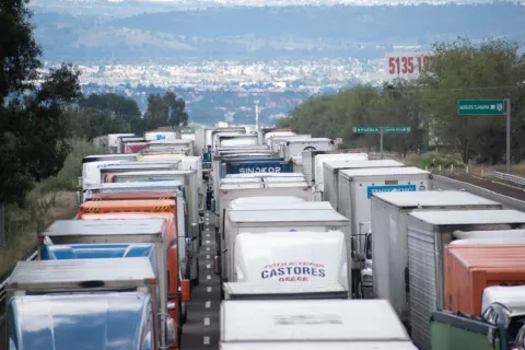 Extenso tráfico por accidente en la México-Puebla.