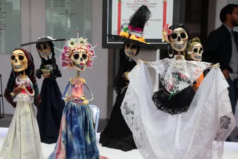Catrinas recicladas llenan de color la Expo-Venta en Tlaxcala.