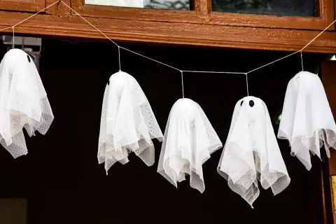 Comercios en Tlaxcala se preparan con decoraciones por Día de Muertos y Halloween.