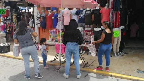 Por ocupar paso peatonal, policías en Tehuacán retiraron a vendedoras ambulantes  