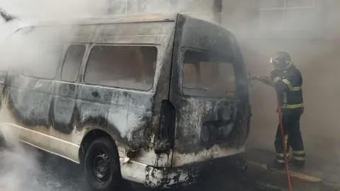 Bomberos lograron sofocar las llamas de una combi que se incendió en CDMX