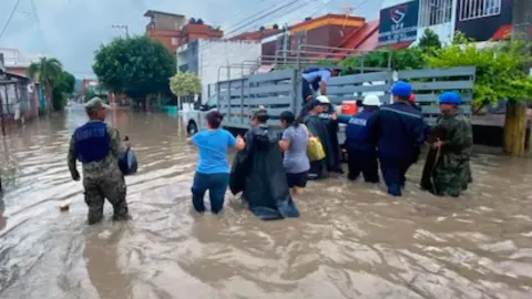 Evacuan a miles por fuertes lluvias e inundaciones en SLP