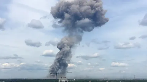 Ucrania ataca fabrica de explosivos en Rusia, y refinería en Crimea 