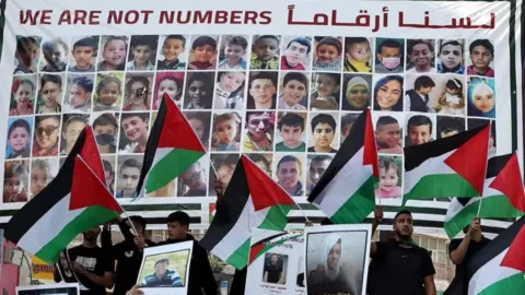 Israel traslada a presos palestinos para intercambio de rehenes 
