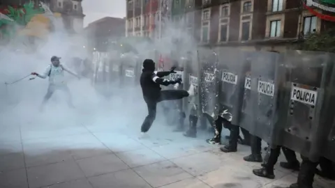 Darán bono a policías heridos en protestas del 2 de Octubre 