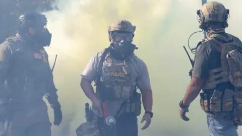 Agentes de ICE dispararon gas lacrimógeno en el medio de un desfile para niños 