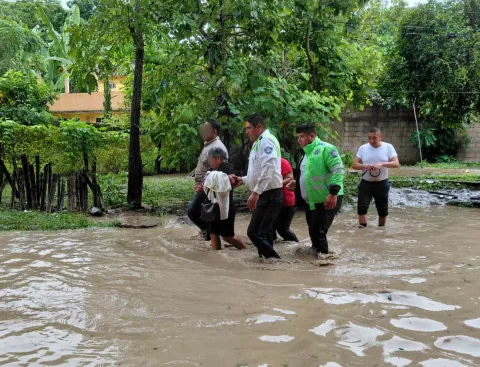 Un policía muerto y múltiples inundaciones, es el saldo de las fuertes lluvias en el estado de Veracruz.