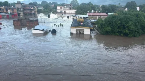 Exigen la localización de 192 estudiantes desaparecidos en Veracruz por las lluvias.