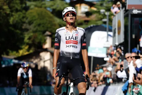 Isaac del Toro se convierte en el primer mexicano en ganar el Giro de Emilia.