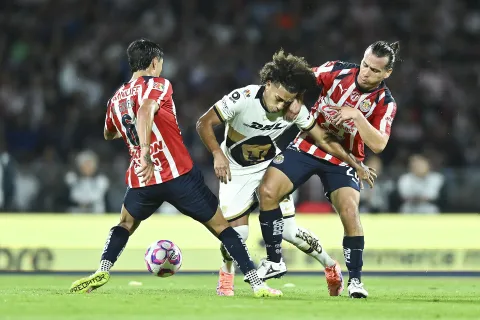 Guadalajara derrotó 2-1 a Pumas.