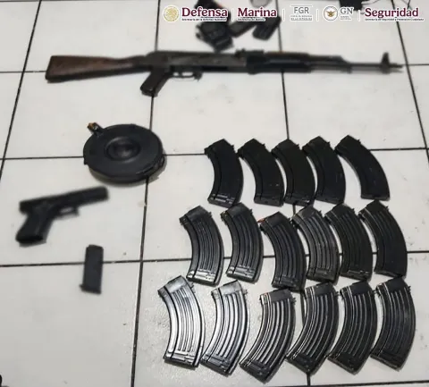 Detenidas siete personas en posesión de armamento de uso exclusivo del Ejército.